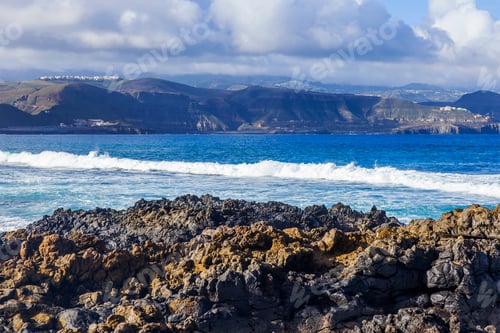 Preview: Picturesque Waves At The Coast Of The Atlantic Ocean Wash The Coastal Rock