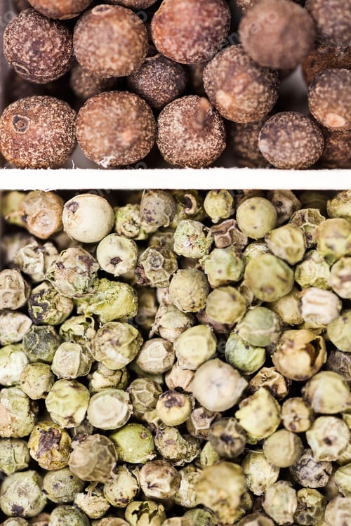 Preview: Spices In A Wooden Box: Green Pepper And Allspice