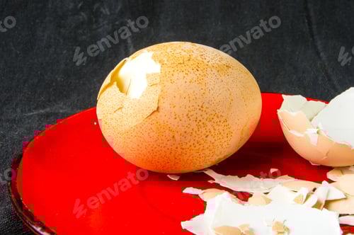 Preview: The Bachelor Dinner - Boiled Eggs With A Broken Shell