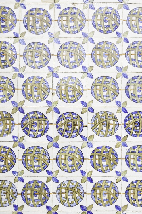 Vista previa: Azulejos de pared con la típica Lisboa antigua, detalle de la decoración tradicional de Portugal, arte cerámico