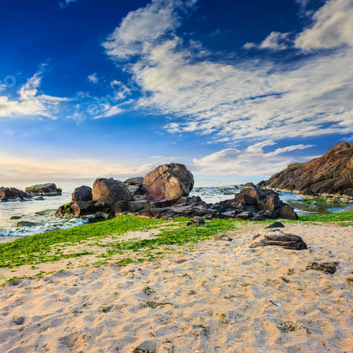 Preview: Sea Wave Attacks The Boulders And Is Broken About Them