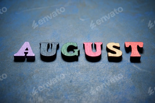 Visualização: Palavra de agosto em uma mesa azul.