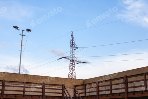 Vorschau: Elektrische Kabel und Pfähle mit wunderschönem Himmel