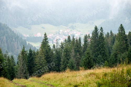 Vorschau: Kleine Bergstadt in Rumänien von oben im Herbst mit farbenfroher Umgebung
