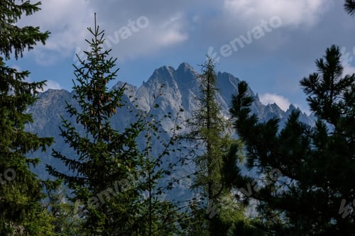 Vorschau: Bergpanorama der Westkarpaten bei klarem Tag. Tatra-Wanderwege für Touristen. Weit entfernter Horizont