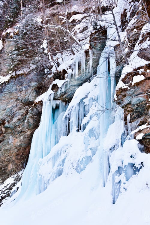 Vorschau: Riesige Eiszapfen, die sich in einem Wasserfall auf einem Berg gebildet haben