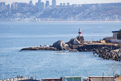 Vista previa: Distant View Of The Lighthouse Situated Between Vina Del Mar And Valparaiso In Chile On Pacific