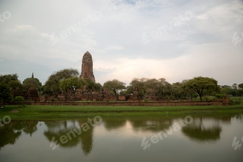 Vista previa: Old Beautiful Thai Temple Wat Mahathat, Ayutthaya Historical Park, Ayutthaya, Thailand
