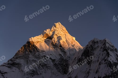 Vorschau: Ama-Dablam bei Sonnenuntergang