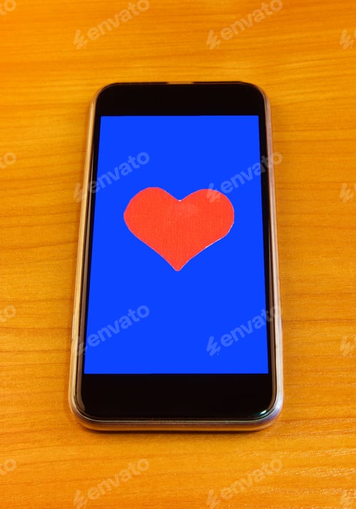 Preview: Red Heart Shape On The Phone On The Wooden Background