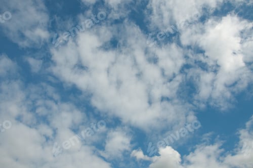Vorschau: Flauschige Wolken an einem windigen Tag.