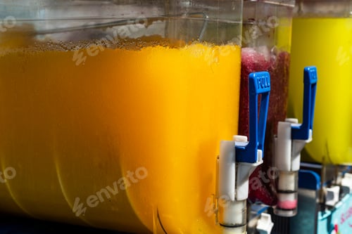Visualização: Suco de gelo multicolorido na máquina. Turquia, julho de 2019