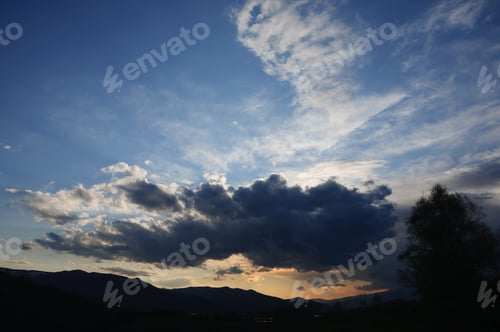 Vorschau: Wolken, die sich bei Sonnenuntergang über den Himmel erstrecken