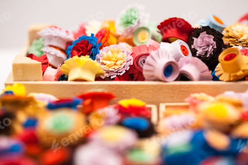 Preview: Small, Colorful Paper Flowers Made With Quilling Technique - Details