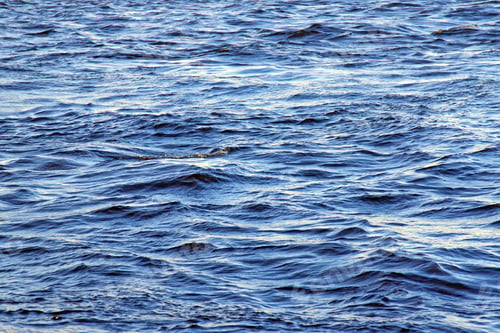 Vorschau: Wasseroberfläche mit kleinen Wellen