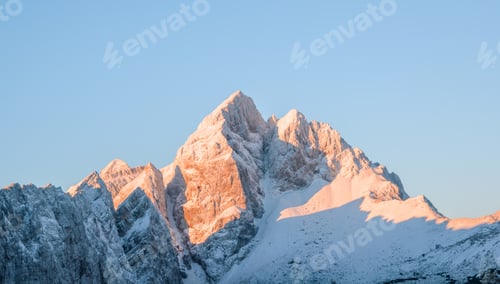 Vorschau: Berggipfel bei Sonnenaufgang