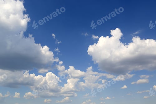 Vorschau: Schöne Sommerwolken im blauen Himmel
