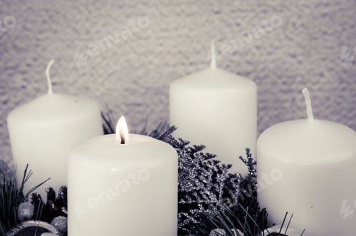 Preview: Four Candles Advent Wreath With One Candle Burning