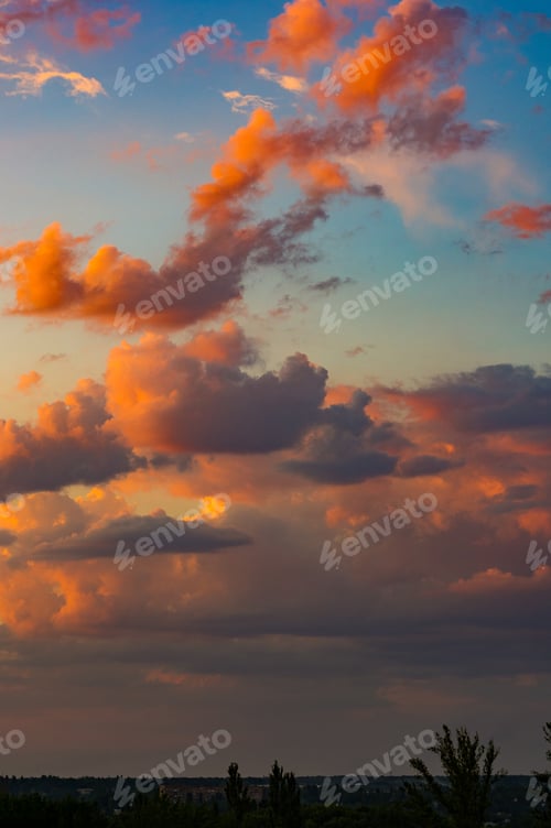 Vorschau: Landschaft mit Dramatisch Licht — Wunderschöner goldener Sonnenuntergang mit gesättigtem Himmel und Wolken.