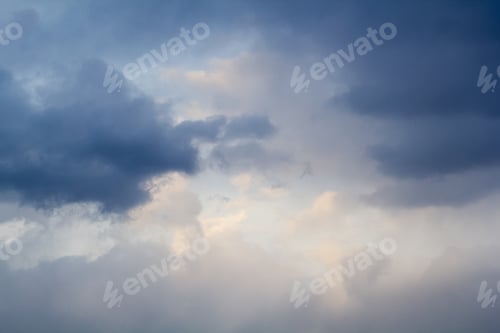 Vista previa: Nubes y cielo hermosos y dramáticos. La imagen tiene una textura granulada vista en su tamaño máximo