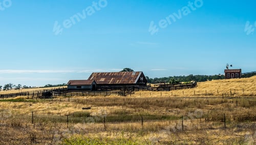 Vorschau: Ländliches Leben in Kalifornien. Alte Ranch inmitten der Felder