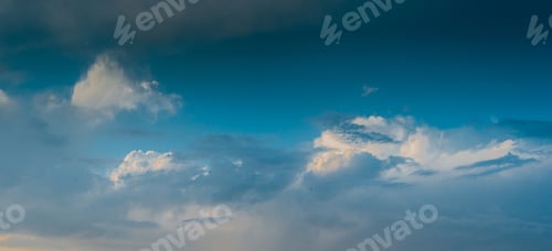 Vorschau: Landschaft mit Dramatisch Licht — Wunderschöner goldener Sonnenuntergang mit gesättigtem Himmel und Wolken.