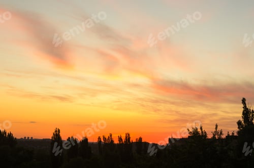 Vorschau: Landschaft mit Dramatisch Licht — Wunderschöner goldener Sonnenuntergang mit gesättigtem Himmel und Wolken.