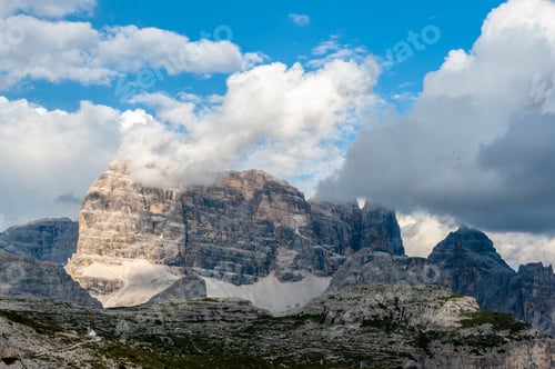 Vorschau: Schroffe Gebirgszüge im Naturpark Tre Cima in den italienischen Dolomiten.