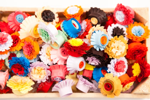 Preview: Small, Colorful Paper Flowers Made With Quilling Technique