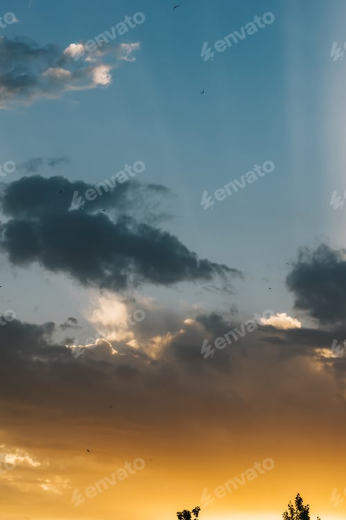 Vorschau: Landschaft mit Dramatisch Licht — Wunderschöner goldener Sonnenuntergang mit gesättigtem Himmel und Wolken.