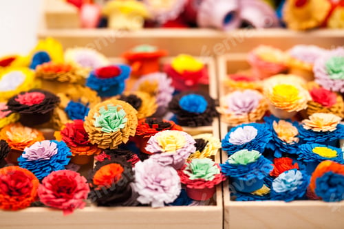 Preview: Small, Colorful Paper Flowers Made With Quilling Technique