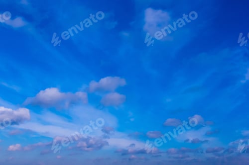 Vorschau: Weiße Wolken mit Sonnenstrahlen am blauen Sommerhimmel