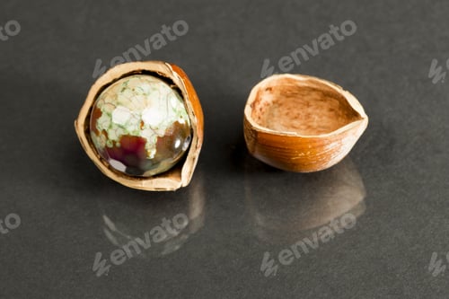Preview: Hazelnut Shell With Brown - Green Faceted Agate