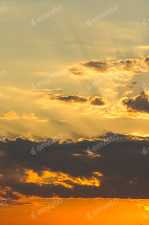 Vorschau: Landschaft mit Dramatisch Licht — Wunderschöner goldener Sonnenuntergang mit gesättigtem Himmel und Wolken.