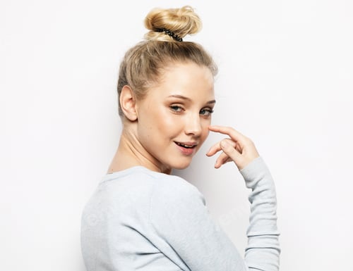 Preview: Smiling Woman with Blonde Hair in a Bun