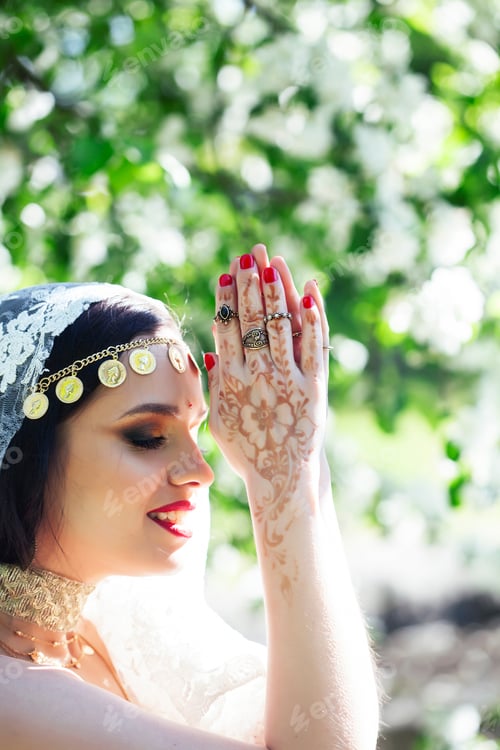 Preview: Young Pretty Indian Girl In Jewelry And Veil Posing Cheerful Happy Smiling In Green Park, Lifestyle