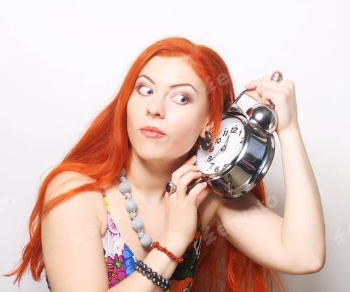 Vista previa: Joven mujer divertida con despertador