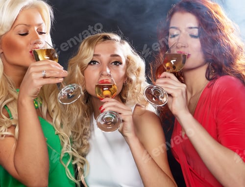Preview: Group Of Partying Girls Clinking Flutes With Sparkling Wine