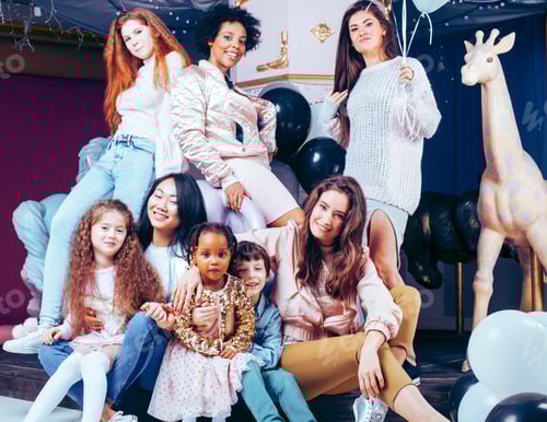 Visualização: Conceito de estilo de vida e pessoas: jovem e bonita mulher de nações com crianças de diferentes idades