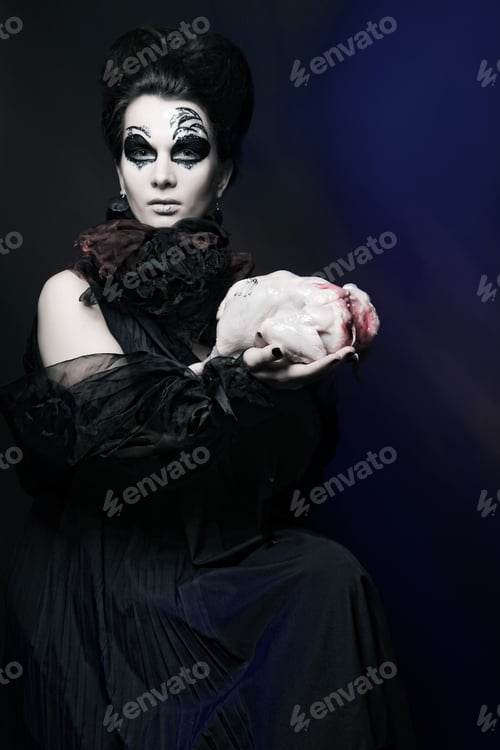 Preview: Dark Halloween Queen With Chicken Carcass