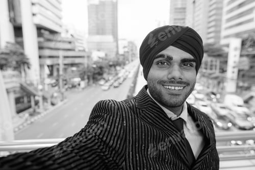Preview: Happy Young Handsome Indian Sikh Businessman Wearing Turban In The City