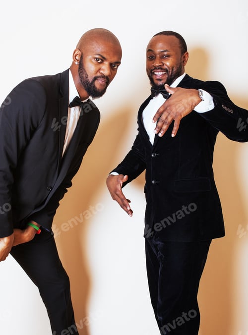 Vista previa: Dos empresarios afroamericanos con trajes negros