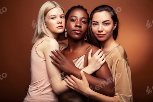 Vista previa: Joven guapa asiática, caucásica, mujer afro posando alegres juntas sobre fondo marrón, estilo de vida