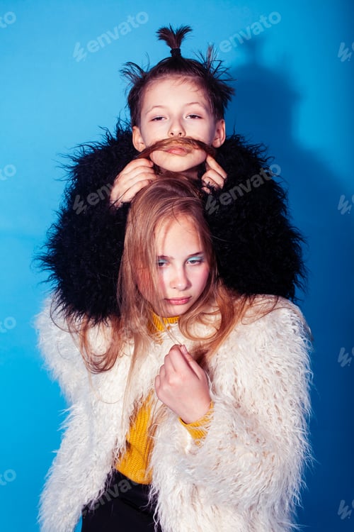 Visualização: Modelos de moda jovens e bonitos, menino e adolescente posando alegres em fundo azul, estilo de vida