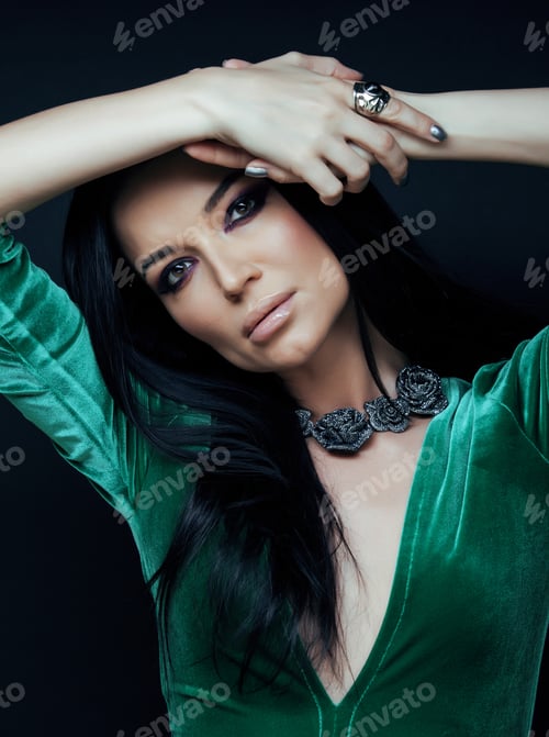 Visualização: Young Pretty Brunett Woman Dressed Stylish In Fur Close Up Luxury Seductive Wealth On Black