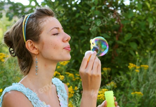 Preview: Pretty Woman Starts Soap Bubbles