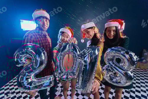 Visualização: Festa de
Ano Novo. Feliz Natal 2018 em Nightclub. Amigos comemorando juntos e segurando
um balão