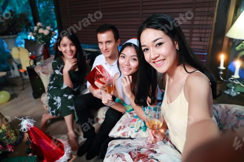 Visualização: Imagem de comemorar o feriado junto com amigos (conceito de festa de Natal)