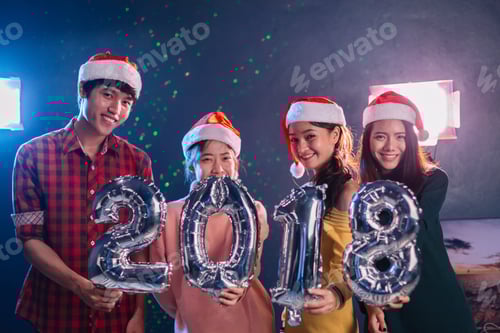 Visualização: Festa de
Ano Novo. Feliz Natal 2018 em Nightclub. Amigos comemorando juntos e segurando
um balão