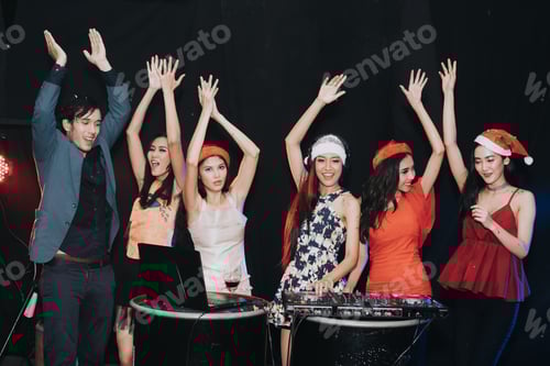 Visualização: Conceito de festa de ano novo, festa de amigos com DJ na boate. Grupo de jovens felizes